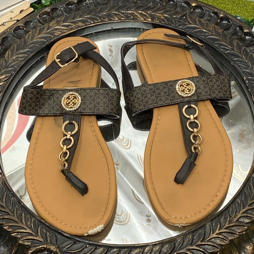 Daisy Fuentes Black and Tan Chain Accent Sandals